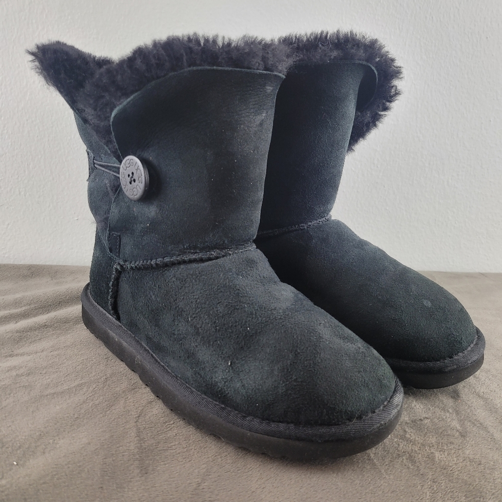 UGG Autralia Women's Bailey Button Black Suede Boots 5803 Sz 6